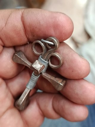Crucifijo antiguo hecho de clavos de forja