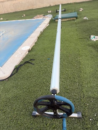 Soporte enrollador para cobertor de lona depiscina