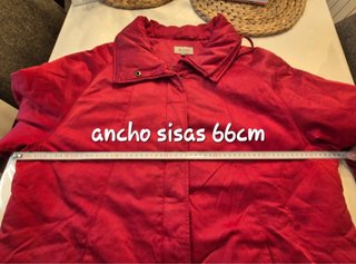 Abrigo rojo satinado nuevo