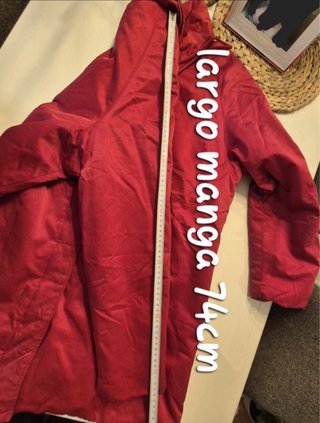Abrigo rojo satinado nuevo