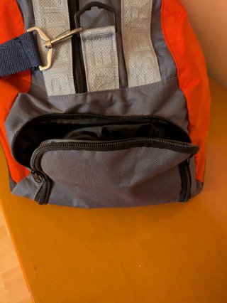 Bolsa de deporte roja y gris