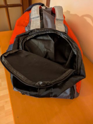 Bolsa de deporte roja y gris