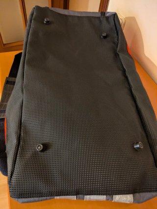 Bolsa de deporte roja y gris