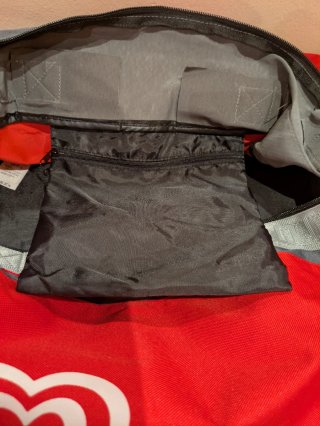 Bolsa de deporte roja y gris