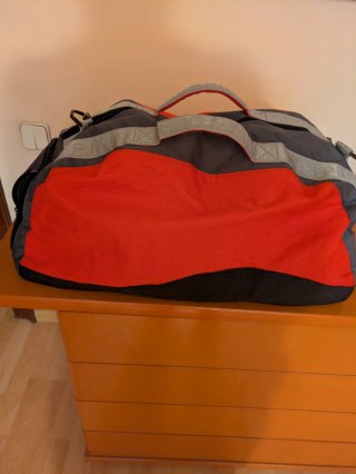 Bolsa de deporte roja y gris