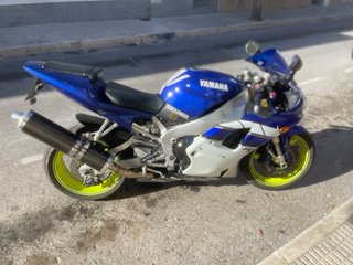 Yamaha R1 Sportbike Azul y Blanca