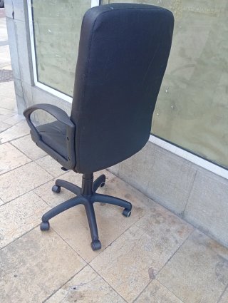 Silla de oficina de cuero negra
