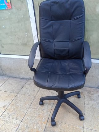 Silla de oficina de cuero negra