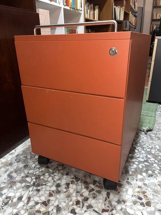 CASSETTIERA CON ROTELLE
