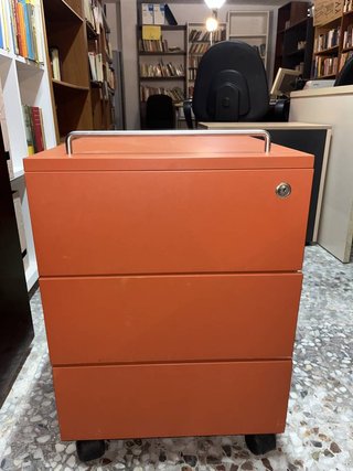 CASSETTIERA CON ROTELLE