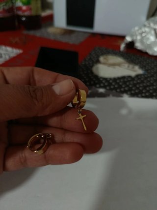 Bisutería dorada con colgantes