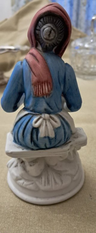 Statuine coppia anziani con gatto e valigetta