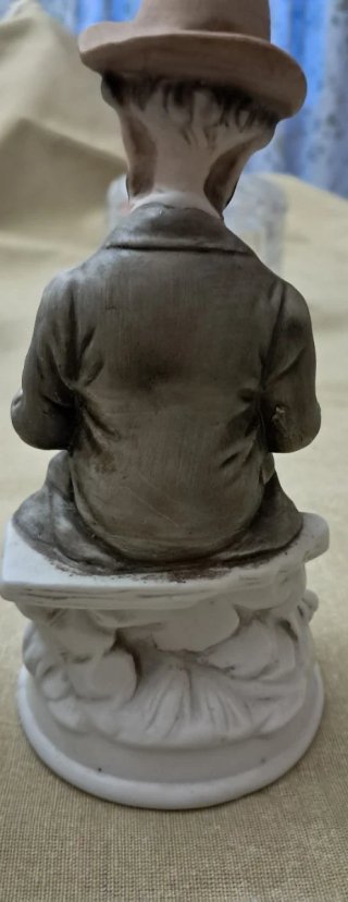 Statuine coppia anziani con gatto e valigetta