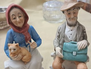 Statuine coppia anziani con gatto e valigetta