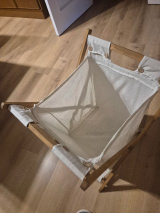 Cesto de ropa de tela y madera