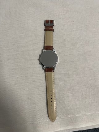 Reloj elegante marrón y plateado