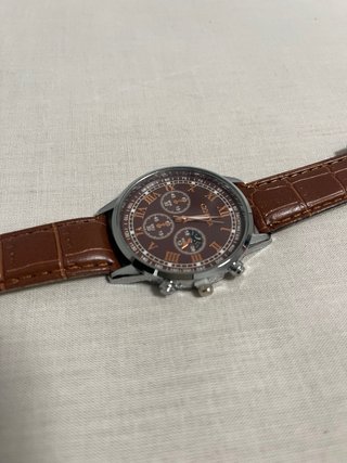 Reloj elegante marrón y plateado