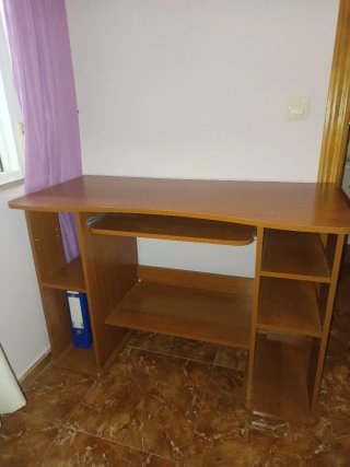 Scrivania in legno con scaffali