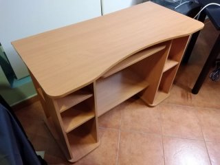 Escritorio con bandeja teclado y estantes