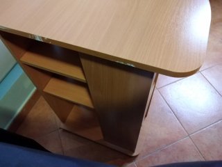 Escritorio con bandeja teclado y estantes