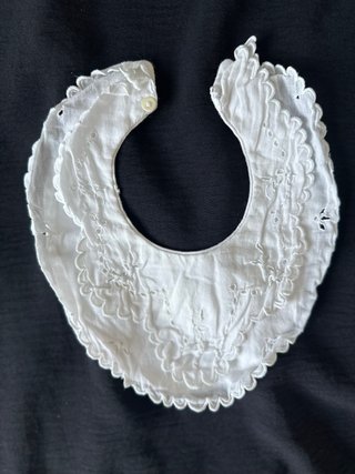 Babero antiguo bordado a mano