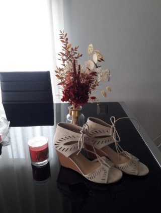 Sandalias cuña beige troqueladas cordones
