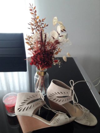 Sandalias cuña beige troqueladas cordones