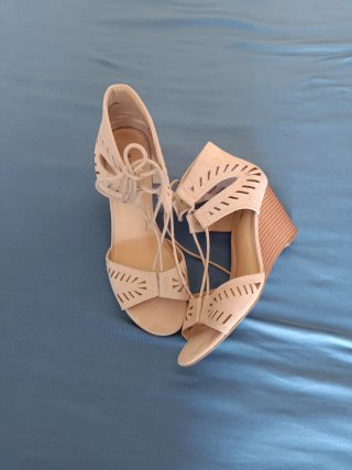 Sandalias cuña beige troqueladas cordones