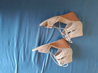 Sandalias cuña beige troqueladas cordones