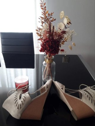 Sandalias cuña beige troqueladas cordones