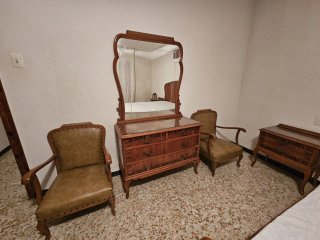 Muebles vintage: tocador, armario, cama, mesillas