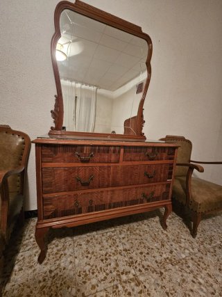 Muebles vintage: tocador, armario, cama, mesillas