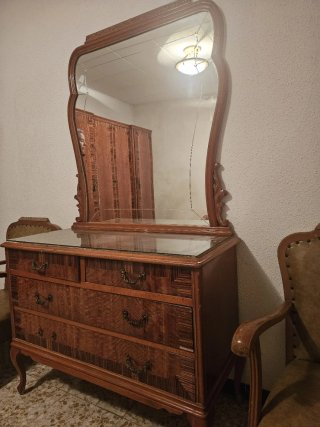 Muebles vintage: tocador, armario, cama, mesillas