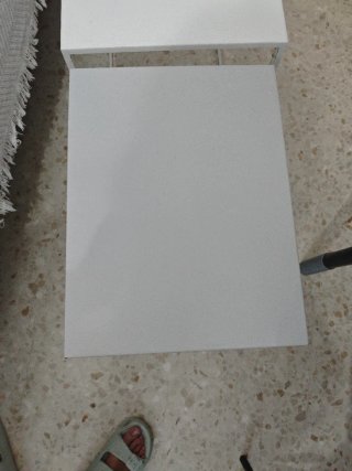 Tavoli ausiliari Ikea bianchi e grigi
