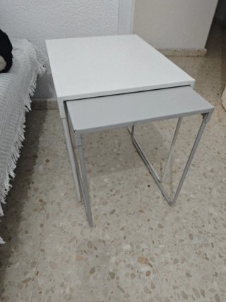 Tavoli ausiliari Ikea bianchi e grigi