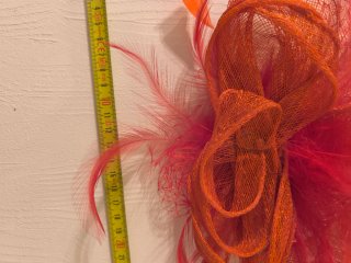 Tocado rojo  con plumas y red