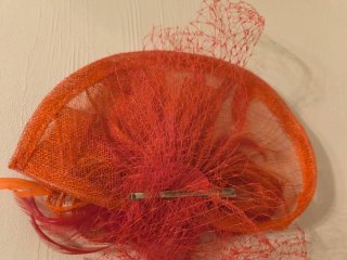 Tocado rojo  con plumas y red
