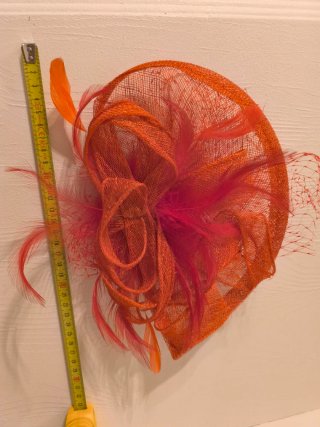 Tocado rojo  con plumas y red