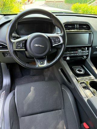 Jaguar F-Pace 2016