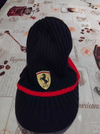 Gorro Ferrari Negro y Rojo