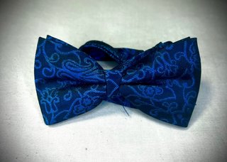 Pajarita azul con estampado floralu