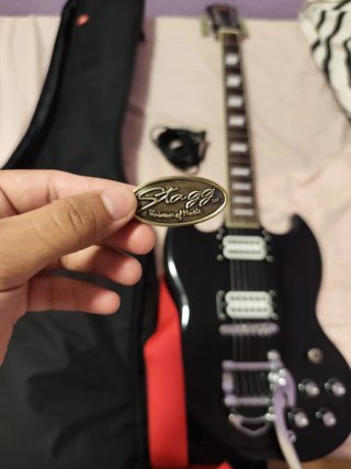 Guitarra eléctrica negra con funda y amplificador