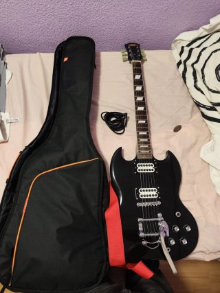 Guitarra eléctrica negra con funda y amplificador