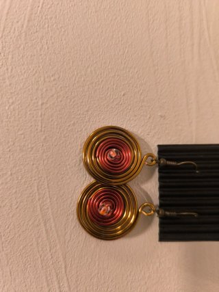 Pendientes dorados con detalles rosas
