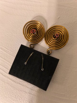Pendientes dorados con detalles rosas