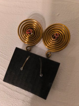 Pendientes dorados con detalles rosas