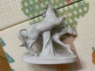 Figura de porcelana dos caballos