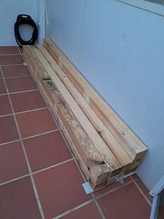 Vigas y tablones de madera