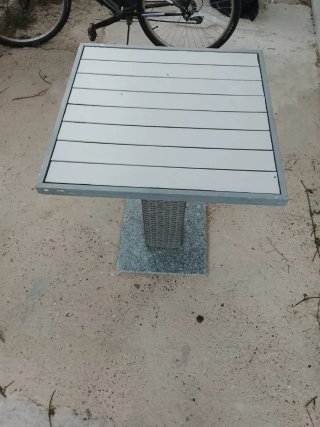 Tavolo da giardino in rattan e metallo