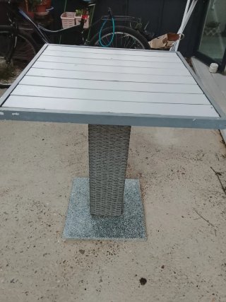 Tavolo da giardino in rattan e metallo